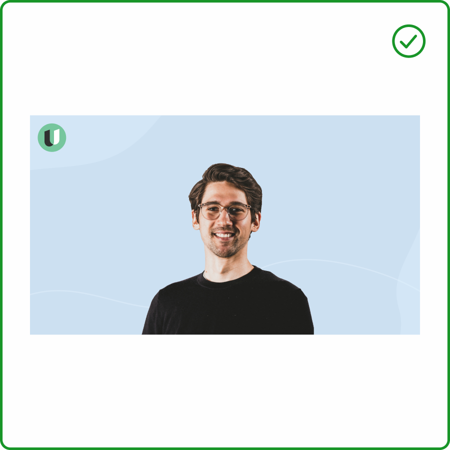 Mann foran blå bakgrunn med svake organiske former og grønn ramme rundt bildet