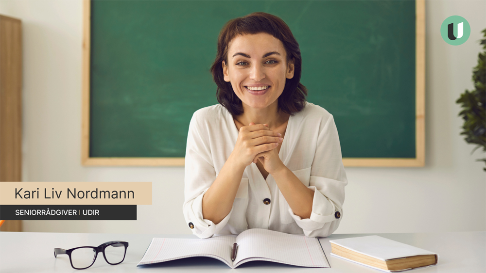 Foto av kvinne som ser i kamera og brunt felt for navn, tittel til venstre og teksting i midten