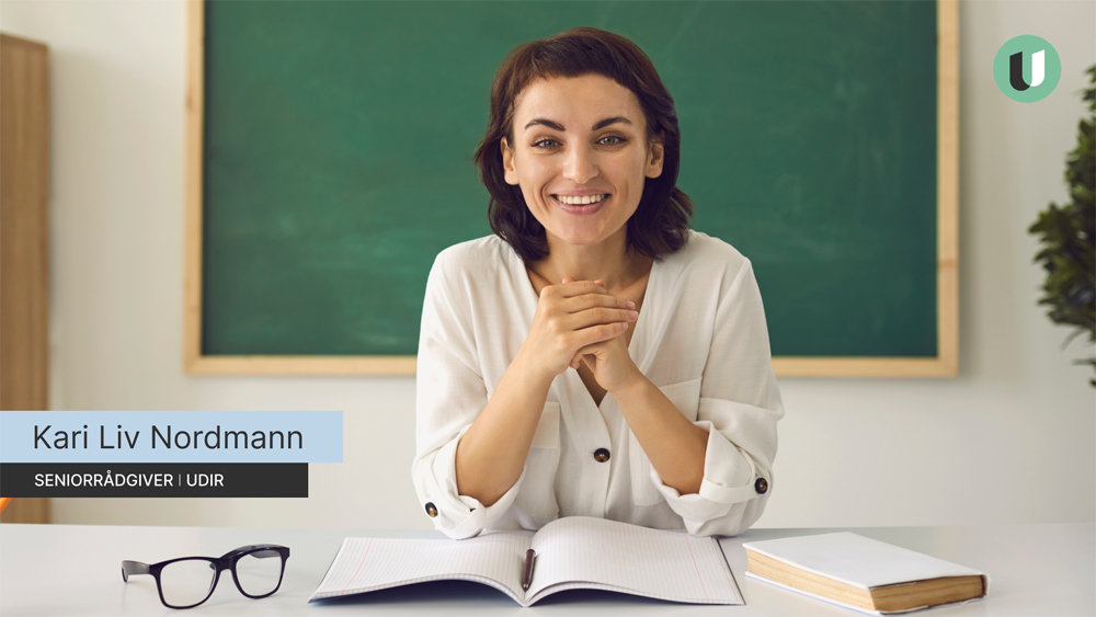 Foto av kvinne som ser i kamera og bl&aring;tt felt for navn, tittel til venstre og teksting i midten