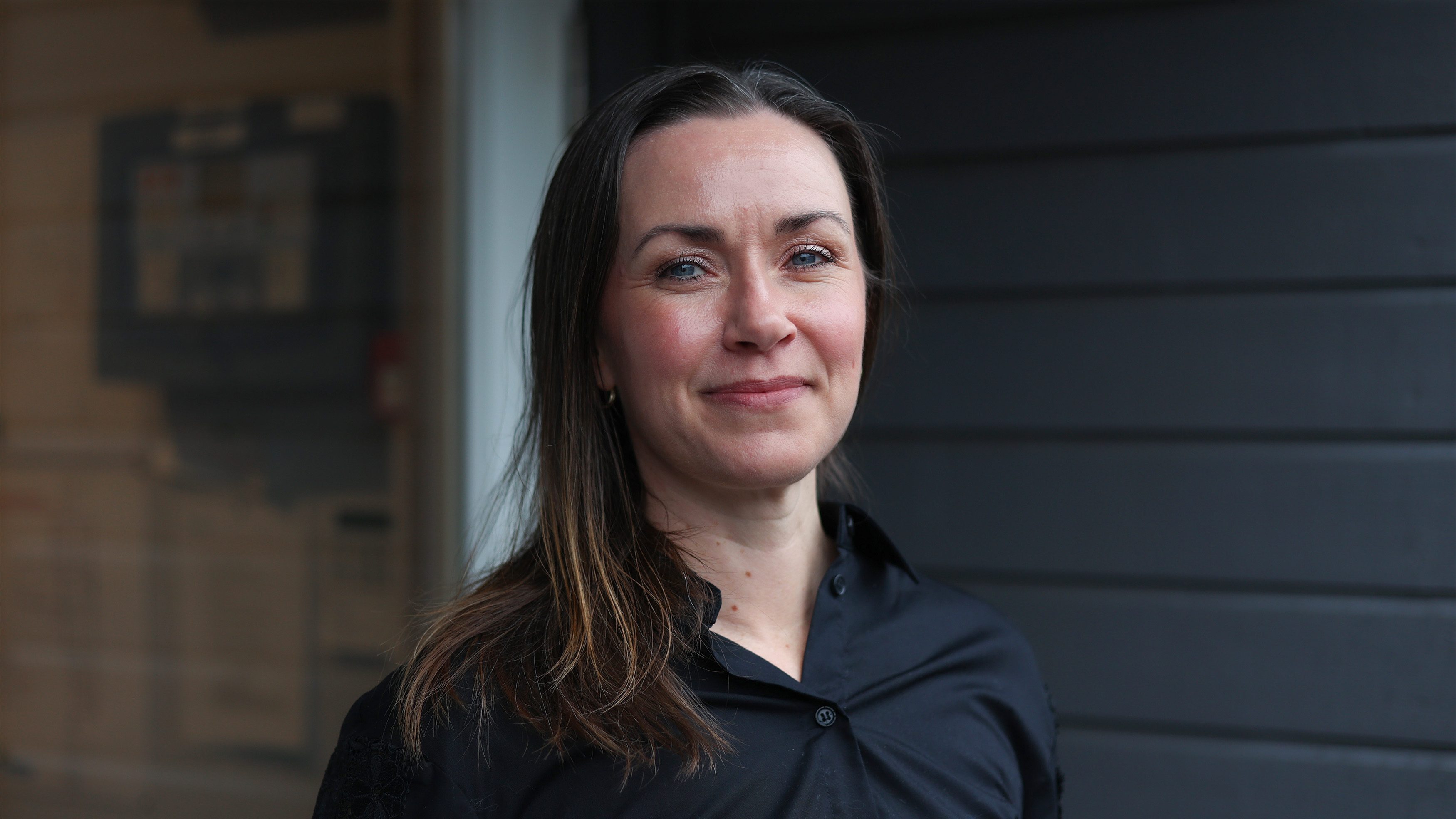 Portrett av Anette som smiler til kamera.