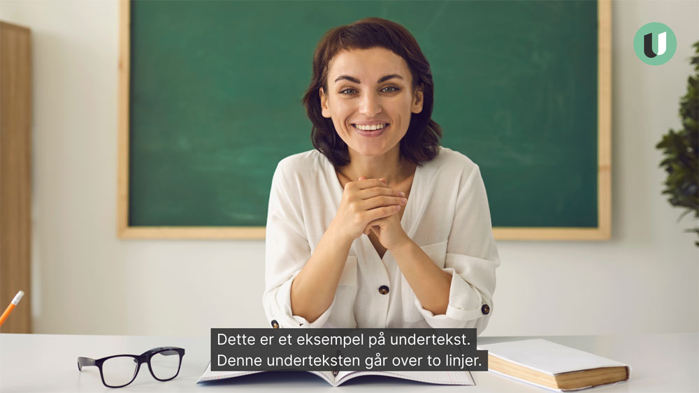 Bilde av kvinne med tekstfelt over to linjer i bunnen av bildet