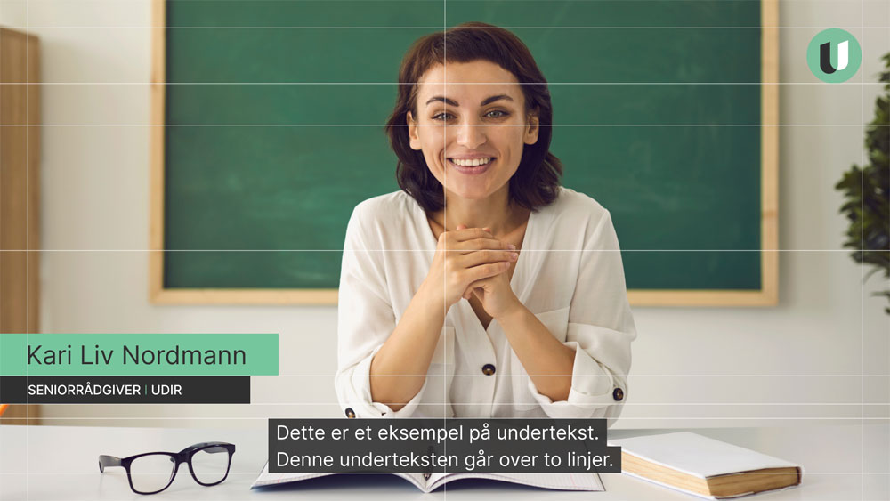 Avlangt foto av kvinne med gr&oslash;nt felt for navn, tittel og teksting hvor streker ligger i bakgrunnen p&aring; bildet for &aring; vise plassering