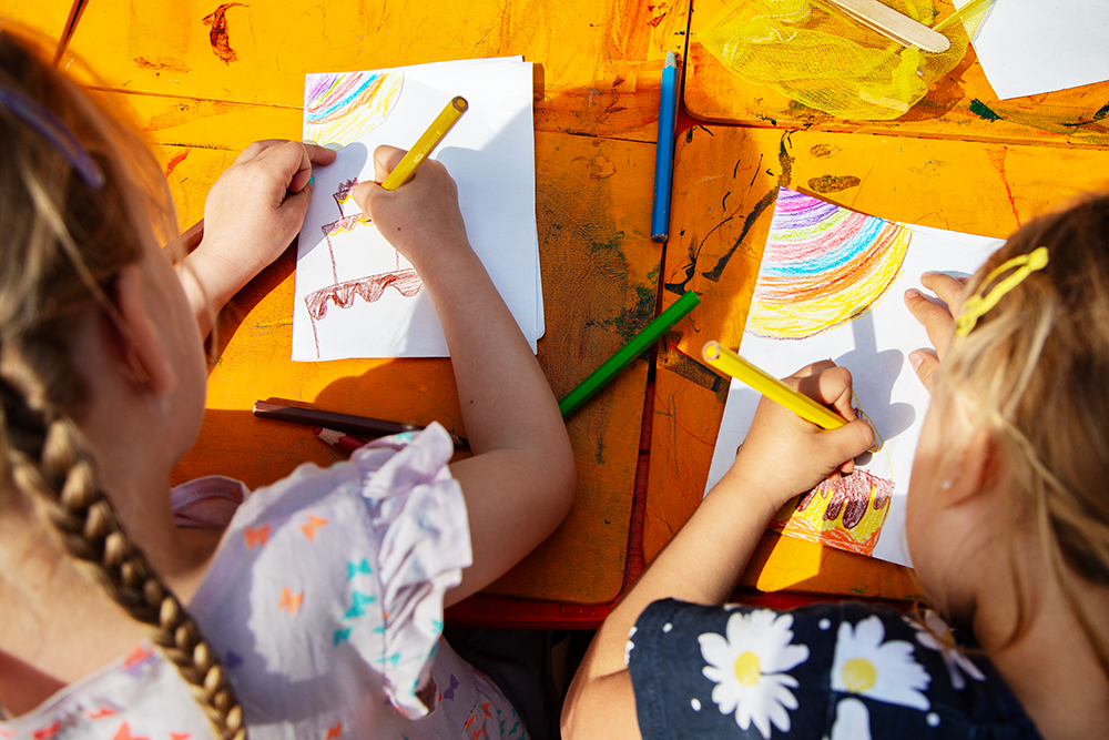 Barn som tegner en bursdagskake