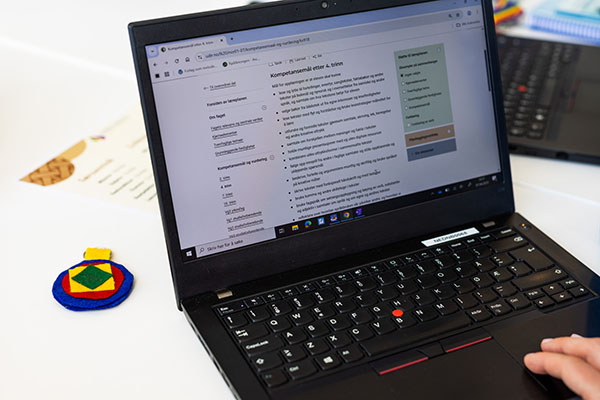 Bilde ac bærbar pc som viser kompetansemål fra en læreplan.
