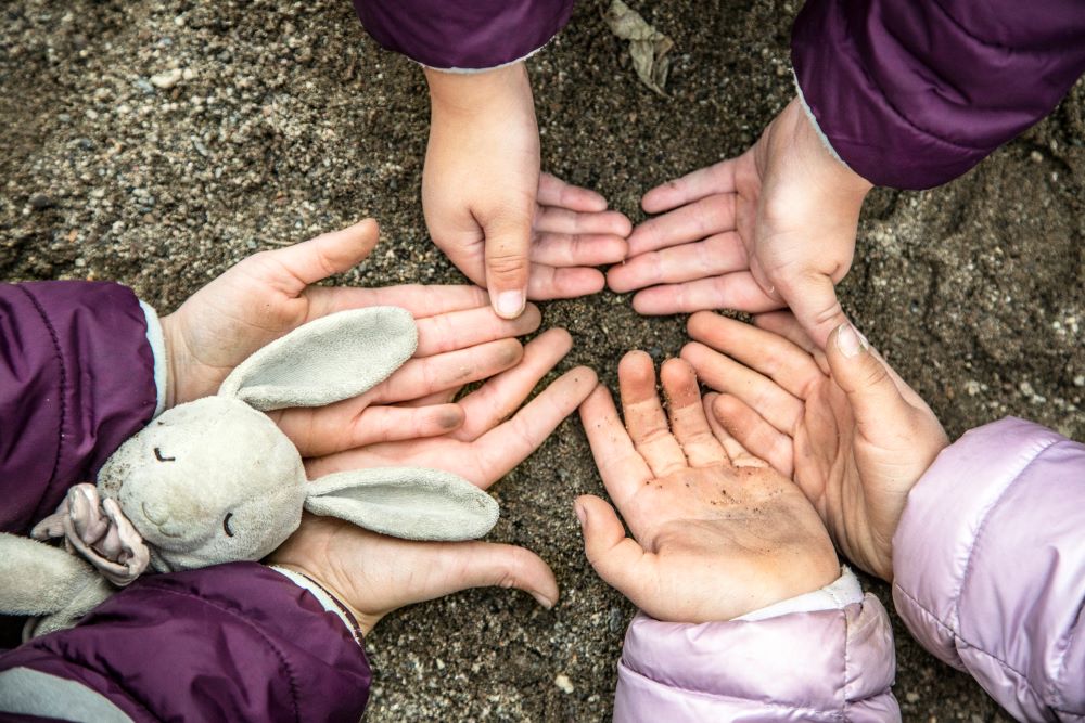 Bilde av barnehender som holder en kaninbamse
